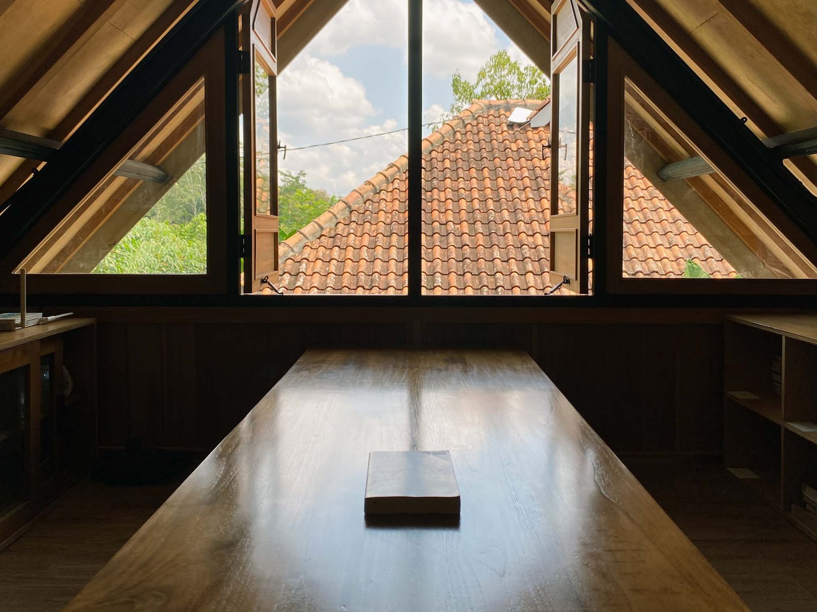 Melek Huruf: Ruang Berbagi Pengetahuan, Kopi, dan Penganan Lokal